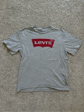 levi’s crew tee